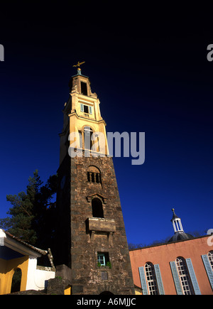 Portmeirion Fantasy Dorf Torheit erstellt von Clough Williams Ellis Campanile Bell Tower in der Nähe von Porthmadog Gwynedd North Wales UK Stockfoto