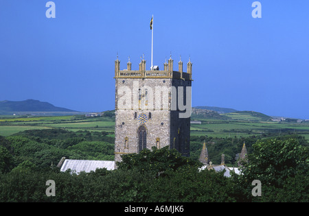 St. Davids Kathedrale Mittelturm mit Hügeln jenseits Pembrokeshire West Wales UK Stockfoto