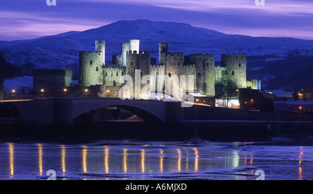 Conwy Castle in der Nacht im Schnee Conwy North Wales UK Stockfoto