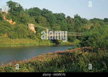 Die Kettenbrücke über den Fluss Tweed, die Grenze zwischen Schottland und England markiert. Im Bild von schottischen Bank im Sommer Stockfoto