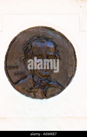 Bas-Relief-Büste von Poe an seinem Grab in Baltimore Maryland Geschenk aus Frankreich Stockfoto