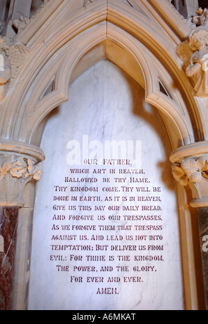 DIE LORDS PRAYER EINGESCHRIEBEN IN EINE MARMORTAFEL IN EINE CHRISTLICHE KIRCHE UK Stockfoto