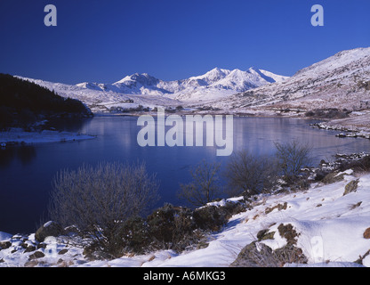 Llynnau Mymbyr und Snowdon Horseshoe im Schnee Capel Curig North Wales UK Stockfoto