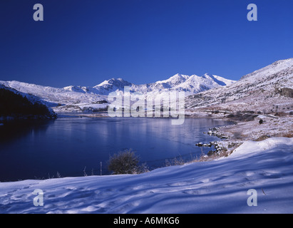 Llynnau Mymbyr und Snowdon Horseshoe im Schnee Capel Curig North Wales UK Stockfoto