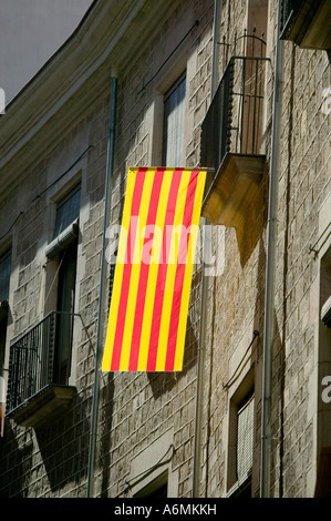 Hinterleuchtete Senyera (katalanische Flagge) hängt von einem Balkon in El Barri Gotic gotischen Viertel Barcelona Katalonien Spanien Stockfoto