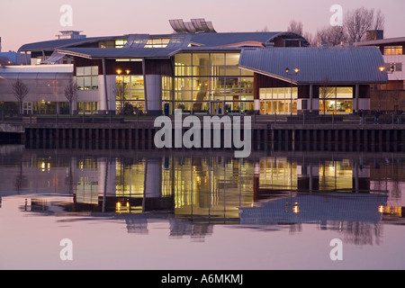 St Peters Campus (City of Sunderland University) am Ufer des Flusses Wear in der Nacht Stockfoto