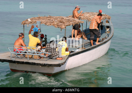 Tauchboot, Gruppe von Tauchern, um Dive Site, Lakdashsweep Inseln, Arabisches Meer, Indien. Stockfoto