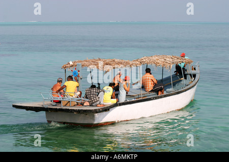 Tauchboot, Gruppe von Tauchern, um Dive Site, Lakdashweep Inseln, Arabisches Meer, Indien. Stockfoto