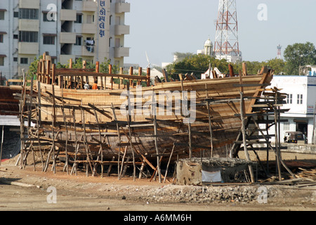 Dhau-Gebäude am Mandavi Hafen am Fluss Rukmavati in Gujarat Indien Stockfoto