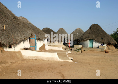 Rabari Stammes-Dorfhäuser im Bereich Banni des kleinen Rann Of Kutch, Gujarat, Indien Stockfoto