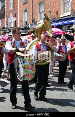 Mitglieder der niederländischen Lamarotte Jazzband führt die Parade in Upton auf Severn Jazz Festival Stockfoto
