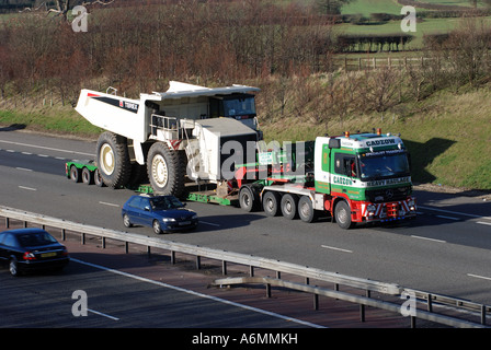 LKW mit großen Laden auf M40 Autobahn, Warwickshire, England, UK Stockfoto