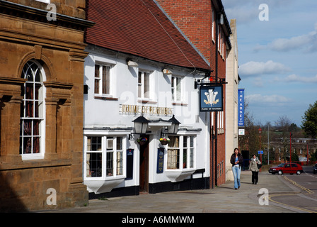 Die Plume Federn Pub im Marktplatz, Daventry, Northamptonshire, England, UK Stockfoto