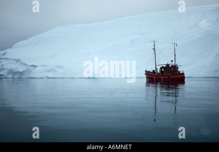 Dreharbeiten zu einem Boot und einem Eisberg für eine BBC-Dokumentation in Grönland Stockfoto