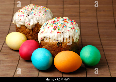 Osterkuchen und bunte Ostereier Stockfoto