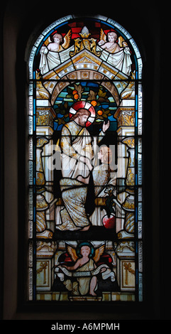 Christus, die Anhebung der Tochter des Jairus. Süd-Fenster, Kirche der Heiligen Anna, Ings. Nationalpark Lake District, Cumbria, England. Stockfoto