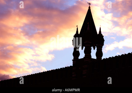 Silhouette eines Wachturms und eine Wand aus der Kreml in Moskau Russland Stockfoto