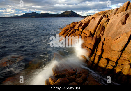 Wellen gegen Felsen auf Schouten Insel, Freycinet Peninsula in Tasmanien Stockfoto