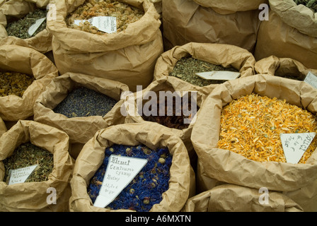 Markt verkaufen Stall getrocknet Blüten auf dem Straßenmarkt in Saint Antonin Noble Val Stockfoto