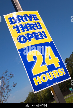 Drive Thru 24 Stunden geöffnet-Schild USA Stockfoto