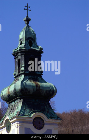 Blauer Himmel überragen Sie Turm der Kirche im alten Schloss in der Stadt Banska Stiavnica Stockfoto