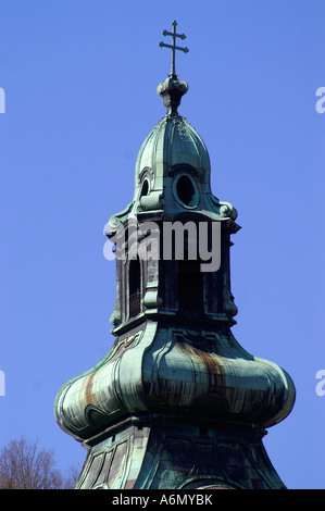 Blauer Himmel überragen Sie Turm der Kirche im alten Schloss in der Stadt Banska Stiavnica Stockfoto