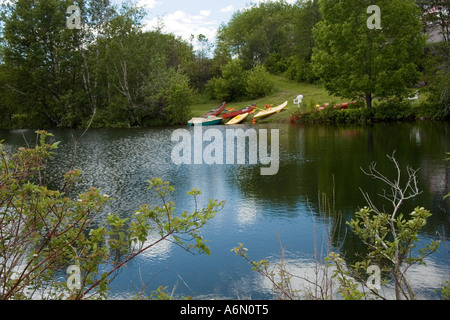 Kajaks im Anschlag auf See Stockfoto