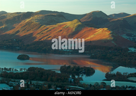 Keswick und Derwent Water mit Catbells in der Ferne Stockfoto