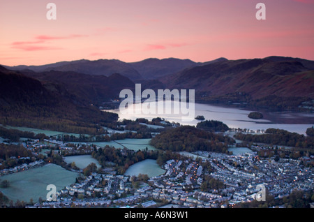 Rosa Himmel im Morgengrauen aus Latrigg mit Blick auf Keswick und Derwent Water Stockfoto