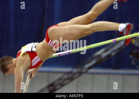 Womens Stabhochspringer löscht Reck Stockfoto