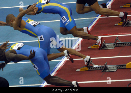 Herren 60-Meter-Sprinter explodieren aus den Startblöcken im indoor-Wettbewerb Stockfoto