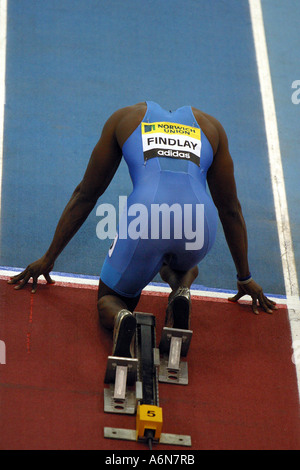 männlichen Sprinter an der eingestellten Position im 60-Meter-Sprint-Wettkampf Stockfoto