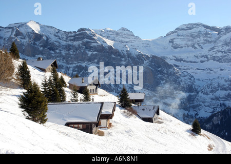 Chalets mit Blick auf die Dents Blanches Berge in der Region Portes Du Soleil Stockfoto