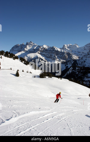 Skifahrer in der Region Portes Du Soleil auf dem Schweizer Französisch Grenze mit Blick auf die Dents Blanche-Berge Stockfoto