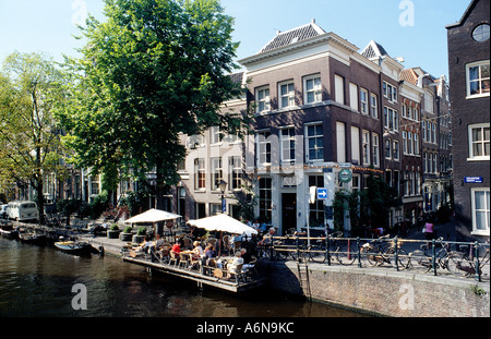 Restaurantbar am Kanalufer in Jordaan-Viertel von Amsterdam Stockfoto