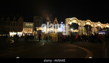 Weihnachtsmarkt und Eisbahn auf dem Markt-Platz in zentralen Brügge Stockfoto