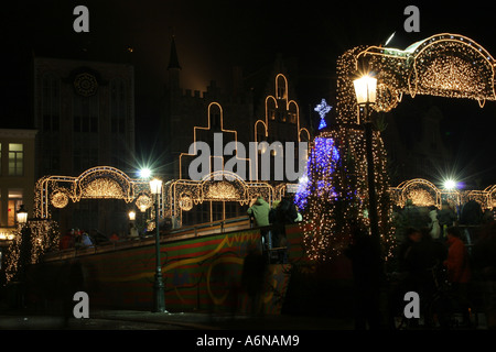 Weihnachtsmarkt und Eisbahn in der Marktplatz im Zentrum von Brügge Stockfoto