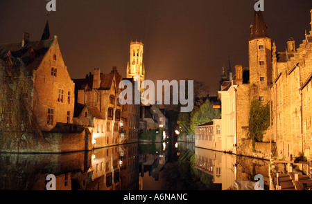 Belfry (Belfort) und Reflexionen in den Kanälen von Brügge in der Nähe von Rozenhoedkaai Stockfoto