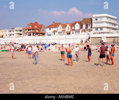 FRANKREICH NORD PAS DE CALAIS BERCK PLAGE BOCCIA AM STRAND Stockfoto