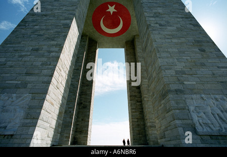 Turkei. Denkmal zum Gedenken an die Märtyrer von Canakkale mit Atatürk bei einhalten der Gallpoli-Halbinsel. Stockfoto