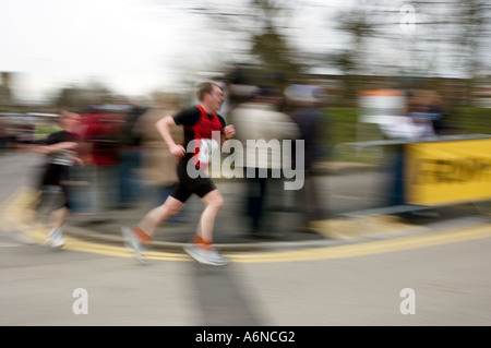 Bild CREDIT DOUG BLANE laufen auf einer Straße im Rahmen des Halbmarathons Nike Milton Keynes Stockfoto