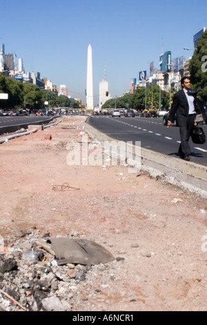 Business-Mann hinunter der Avda. 9 de Julio mit dem Obelisco im Hintergrund Stockfoto