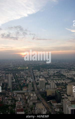 Vertikale Schuss von Bangkok bei Sonnenuntergang Stockfoto