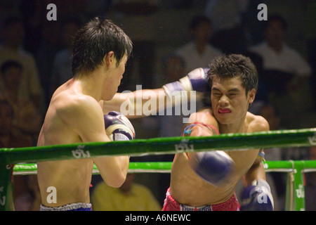 Punch fehlt Ziel, mit einem linken Jab (Rajadamnern Stadion, Bangkok, Thailand) verbindet. Stockfoto