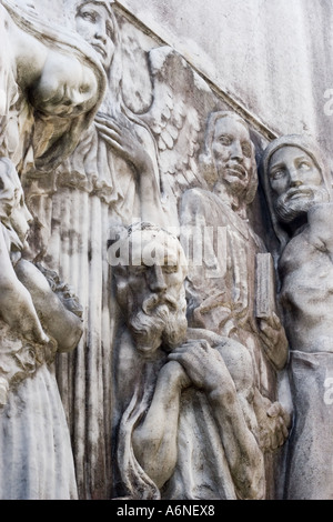 Design auf einem Grab auf dem Friedhof in Recoleta Stockfoto