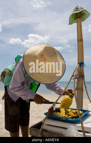 Frische Ananas am Strand Stockfoto