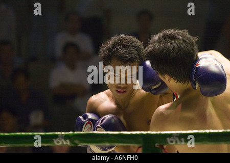 Auseinandersetzung bei einem Muay Thai Kämpfer kämpfen Stockfoto