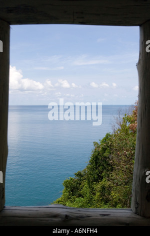 Tropische Landschaft im Bild durch eine hölzerne eines Rahmens aus Holzbalken Stockfoto