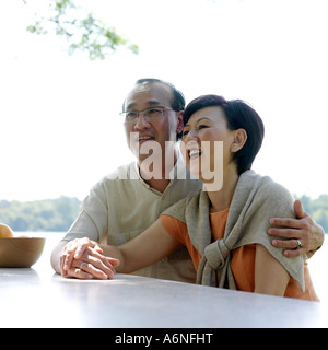 Älteres Paar im Chat im park Stockfoto