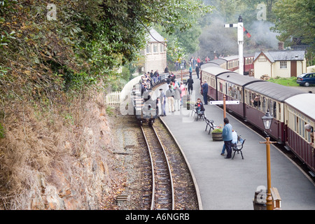 Schiefer Arbeiter Reiten ein Gewicht trainieren an einem viktorianischen Wochenende an Tan y Bwlch Station die wieder Steam Railway, North Wales Stockfoto